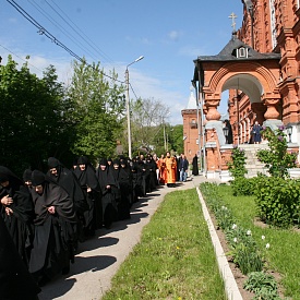 Приезд архиепископа Феогноста на празднование 30-летия возрождения обители